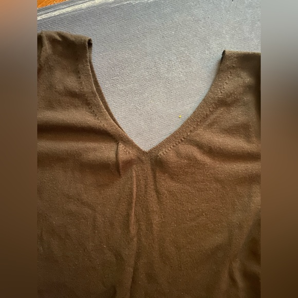 Loft V-Neck - Picture 3 of 6